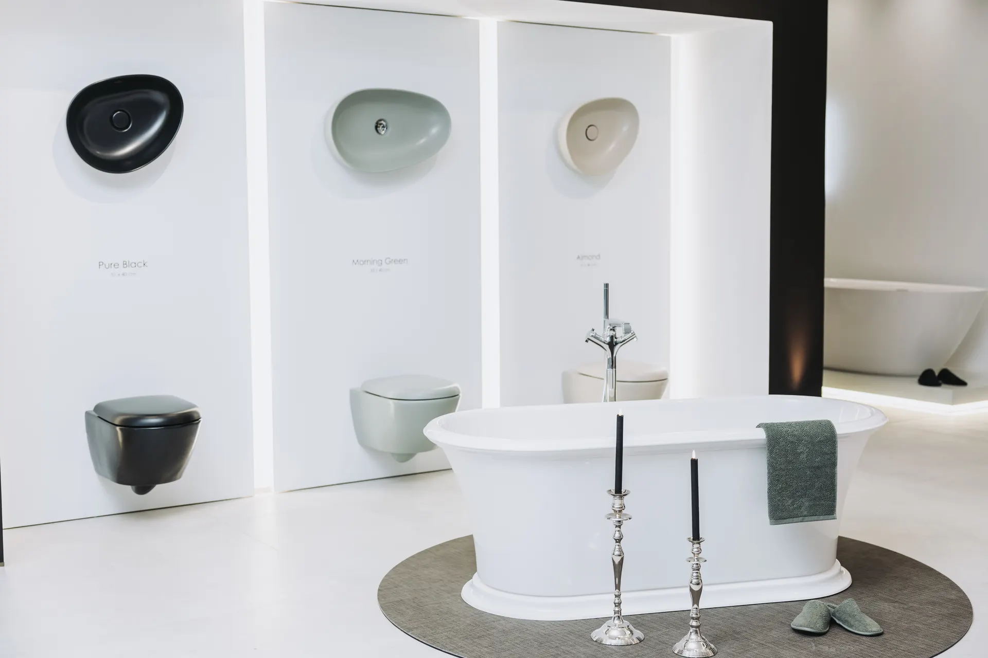 Baignoire sculpturale et robinetterie dans l’univers salle de bain Atmosfair