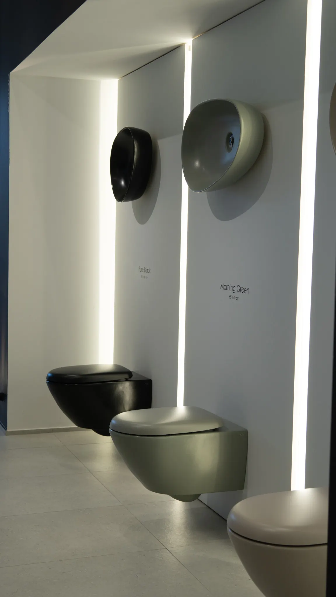 Vasque sculpturale éclairée dans le showroom Atmosfair