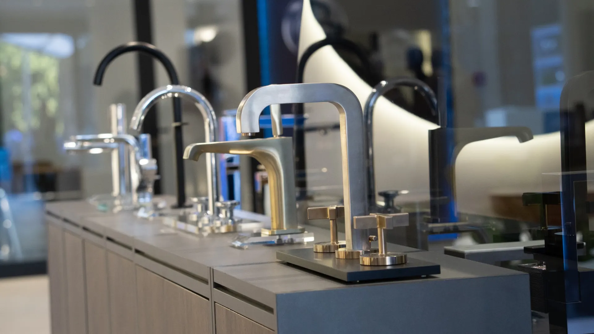 Robinetterie cuisine et vaisselier dans le showroom Atmosfair